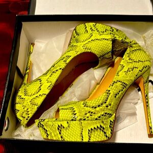 Beautiful lime, green snake print stiletto size 8 1/2. Brand new.
